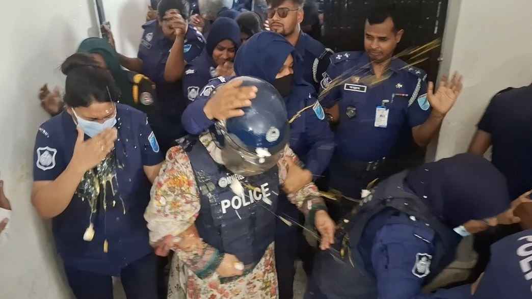 আদালত চত্বরে কণ্ঠশিল্পী মমতাজকে পঁচা ডিম আর জুতা নিক্ষেপ